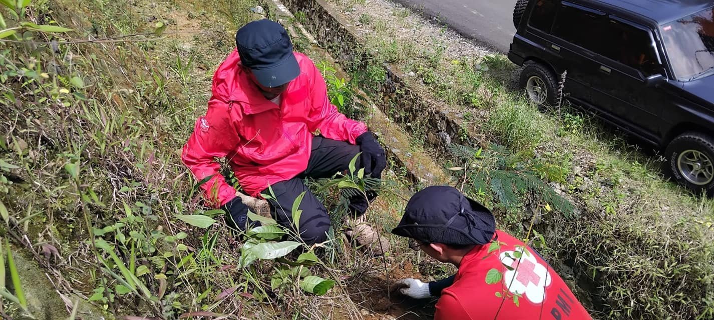 PERINGATI HARI OTDA DAN HARI BUMI, PMI KAB SUKABUMI DAN KOMUNITAS SEPATU CEKO HIJAUKAN LINGKAR UTARA 439342379 817772310384609 83407676869822220 n