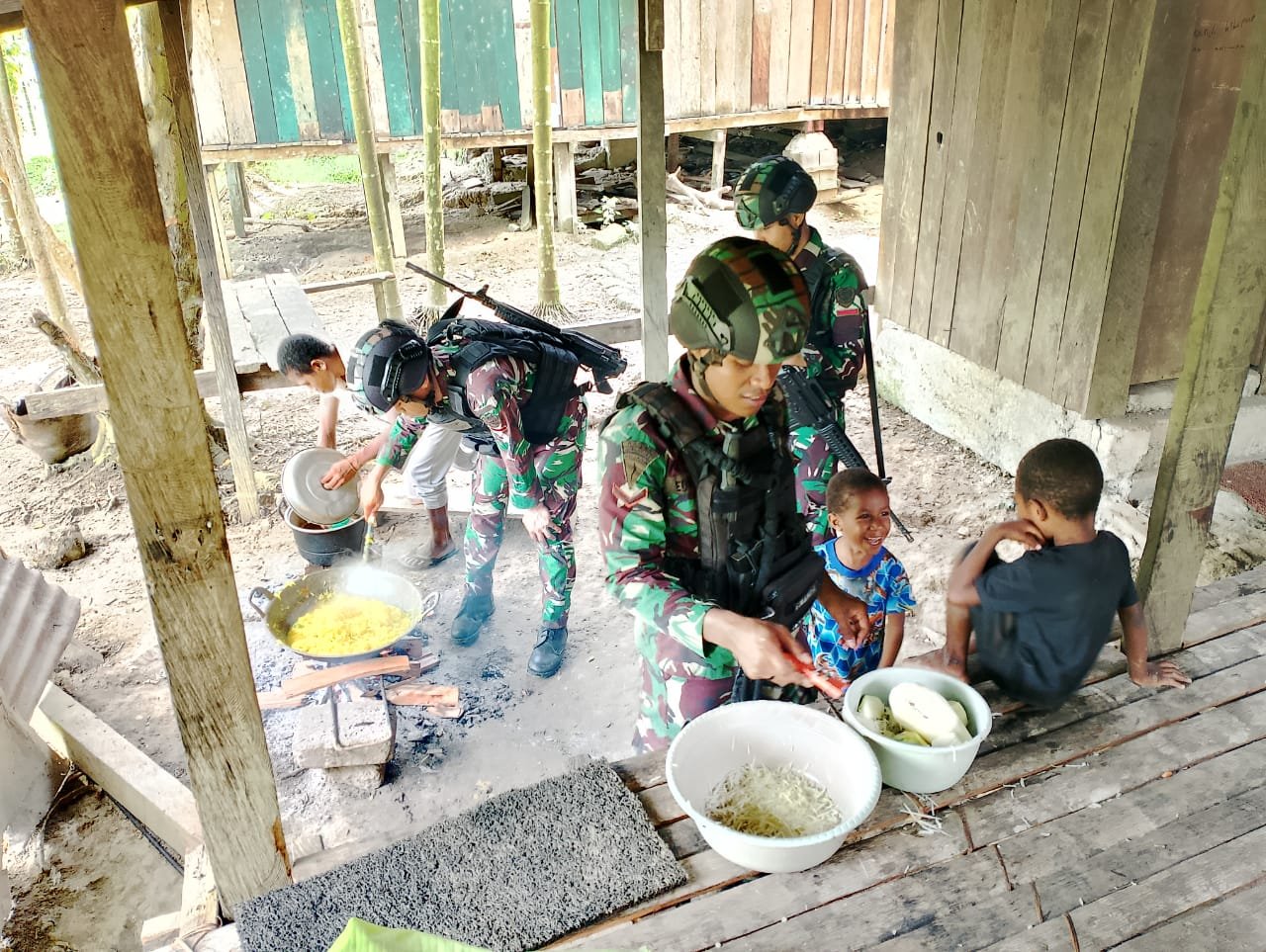 Jalin Keakraban Dengan Masyarakat Di Perbatasan, Ini Yang Dilakukan Satgas Yonif 310/KK ! WhatsApp Image 2024 05 01 at 10.27.37
