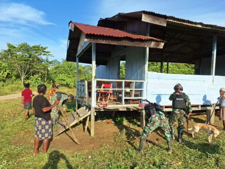 Rawat Balai Kampung Sebagai Prasarana Berkumpul Warga, Satgas Yonif 310/KK Gelar Karya Bakti