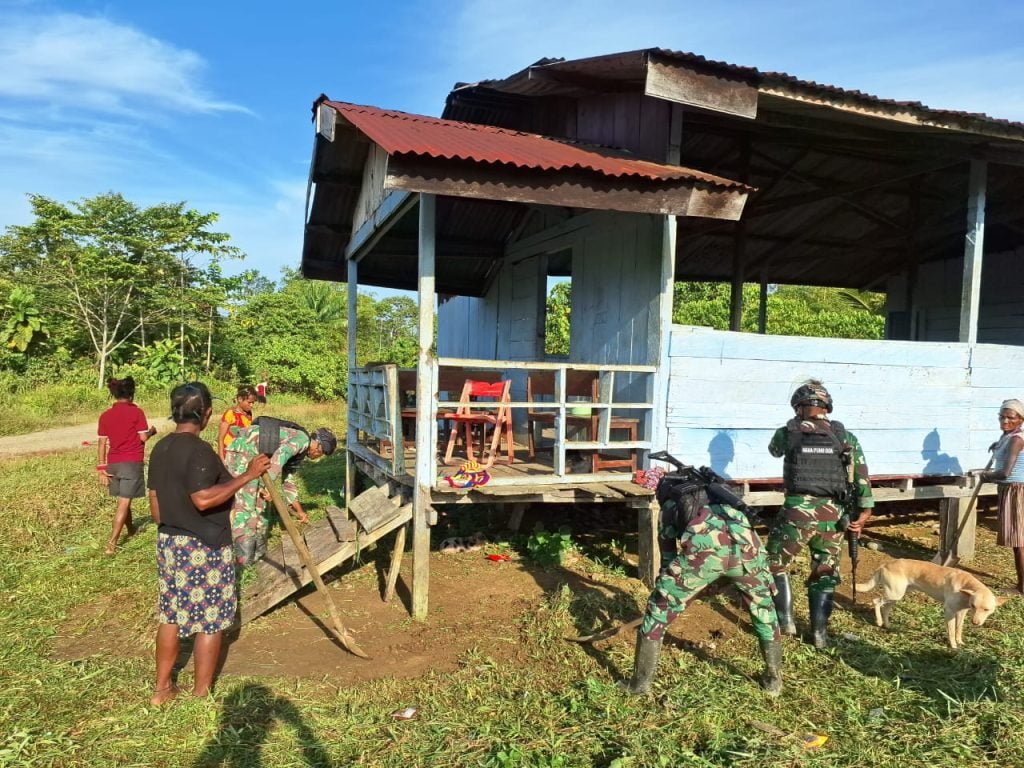 Rawat Balai Kampung Sebagai Prasarana Berkumpul Warga, Satgas Yonif 310/KK Gelar Karya Bakti WhatsApp Image 2024 05 05 at 06.45.07 1024x768 1