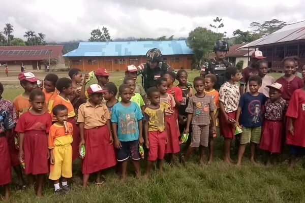 Kunjungi Anak-Anak Di Perbatasan, Satgas Yonif 310/KK Bagikan Makanan Dan Susu WhatsApp Image 2024 05 11 at 09.16.25