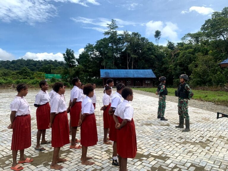 Melalui Baris Berbaris, Satgas Yonif 310/KK Ajarkan Siswa Arti Kedisplinan