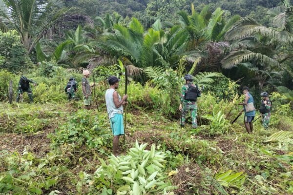 Sambut Gembira Akan Ketersediaan Listrik Di Kampungnya, Ini Yang Dilakukan Satgas Yonif 310/KK Bersama Warga WhatsApp Image 2024 05 16 at 21.24.44