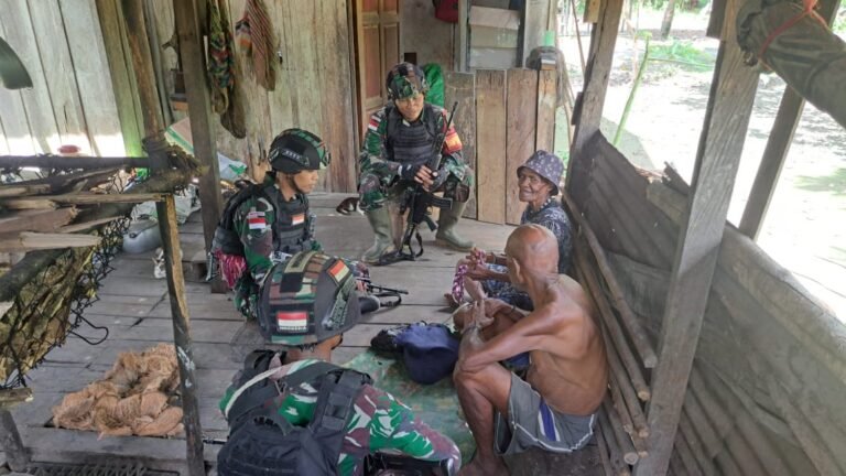 Pahami Kendala Yang Dihadapi, Satgas Yonif 310 Bantu Warga Carikan Kayu Bakar