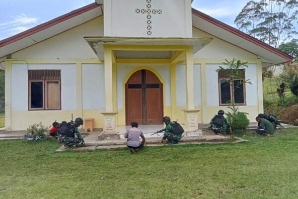 Nyaman Tempatnya Aman Ibadahnya, Satgas Yonif 310/KK Ajak Warga Bersihkan Gereja WhatsApp Image 2024 05 26 at 09.09.08