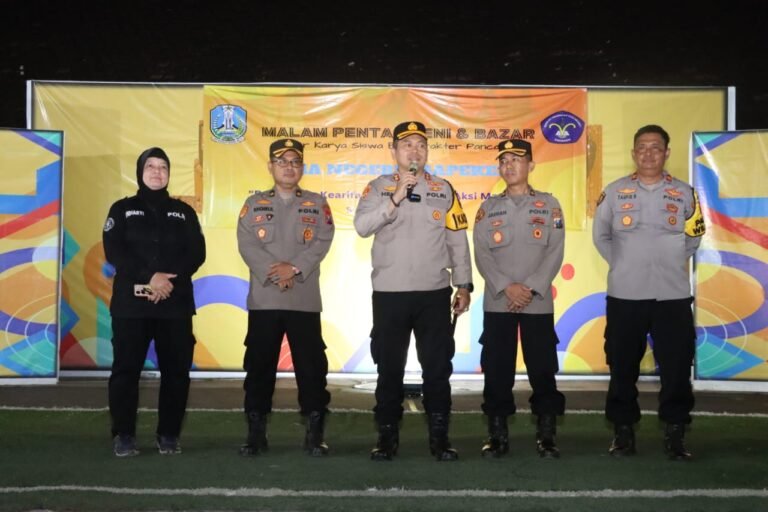 Kapolres Sumenep Saat Hadiri Pentas Seni dan Karya P5 di SMAN 1 Sapeken Berikan Motivasi Untuk Masuk Anggota Polri