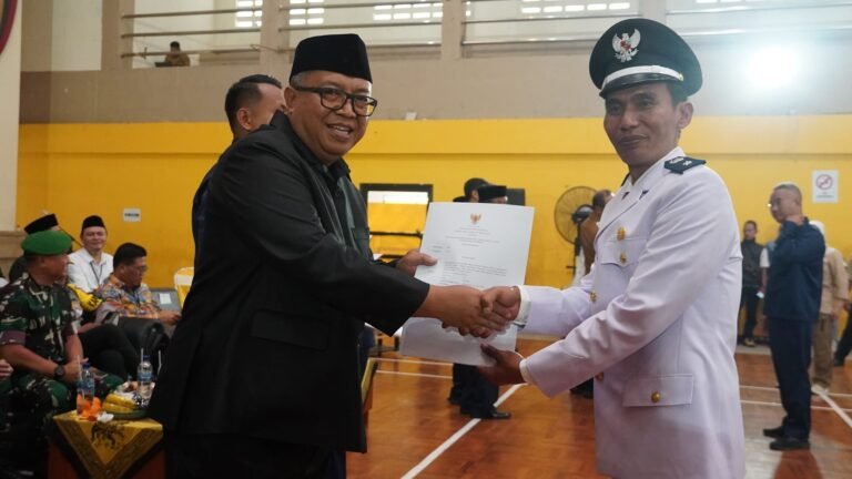 PENGUKUHAN PERPANJANGAN MASA JABATAN KADES, BUPATI MINTA KADES OPTIMALKAN PERAN UNTUK MASYARAKAT