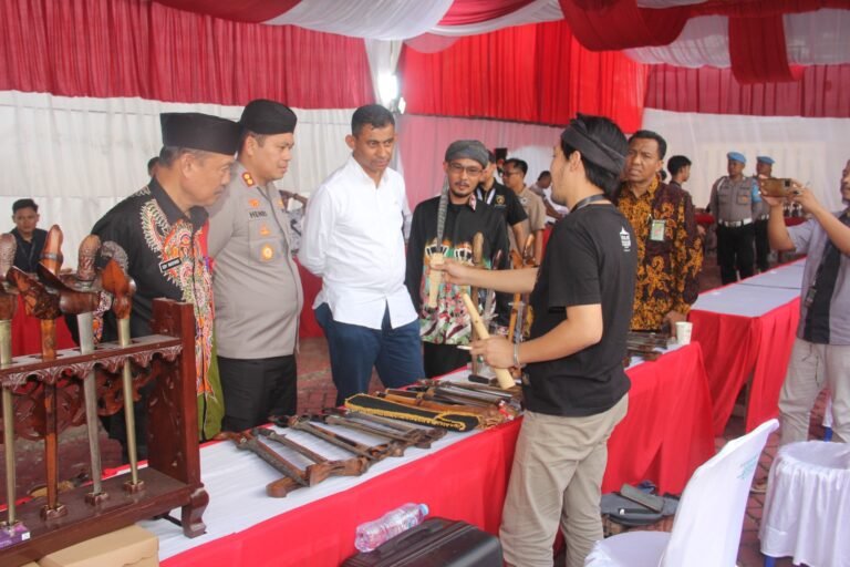 Perdana! Polres Sumenep Fasilitasi Pameran Keris dan Batu Akik se Indonesia