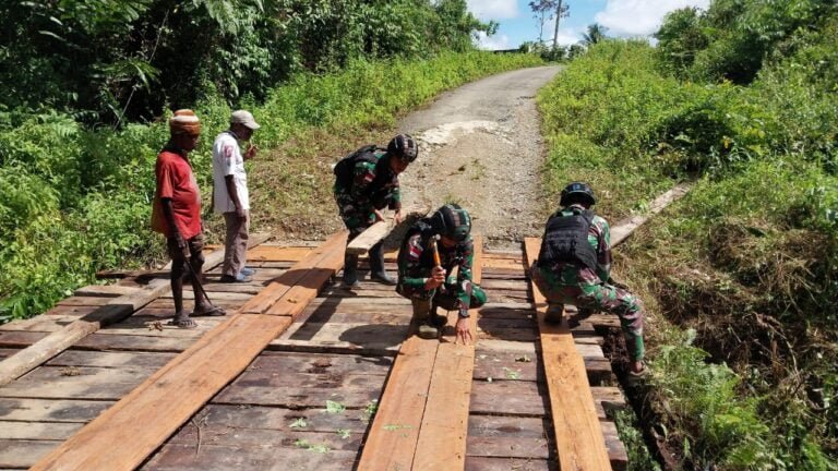 Keberadaannya Membawa Dampak Positif, Satgas Yonif 310/KK Perbaiki Jembatan Penghubung Antar Kampung