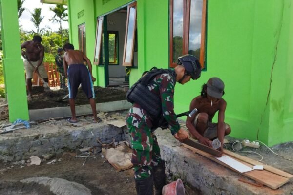 Satgas Yonif 310/KK Bantu Warga Bangun Gereja Dan Pastoran Di Perbatasan WhatsApp Image 2024 06 25 at 09.53.59