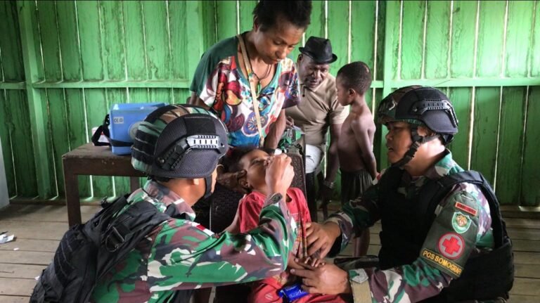 Cegah Polio, Satgas Yonif 310/KK Berikan Imunisasi Demi Kekebalan Tubuh Anak Perbatasan