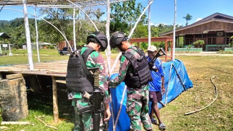 Jelang Misa Akbar, Satgas Yonif 310/KK Bersama Warga Gotong Royong Menyambutnya