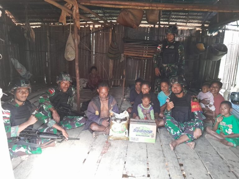 Satgas Yonif 310/KK Terus Galakan Program Keluarga Asuh Di Perbatasan