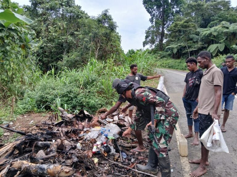 Satgas Yonif 310/KK Ajak Para Pemuda Bersihkan Sampah di Jalan Unggalom – Ubrub