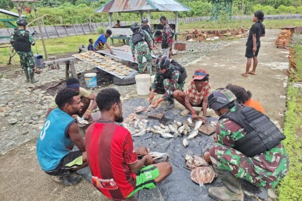 Sumber Alam Melimpah, Satgas Yonif 310/KK Asah Kreativitas Warga Perbatasan Membuat Ikan Asin WhatsApp Image 2024 07 16 at 11.20.54