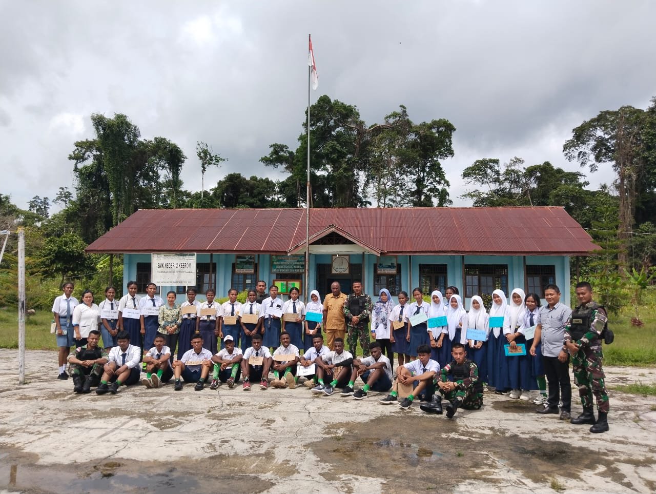 Edukatif Dan Kreatif Di Momen MPLS, Satgas Yonif 310/KK Berikan Wasbang Serta Pelatihan PBB WhatsApp Image 2024 07 23 at 07.23.02