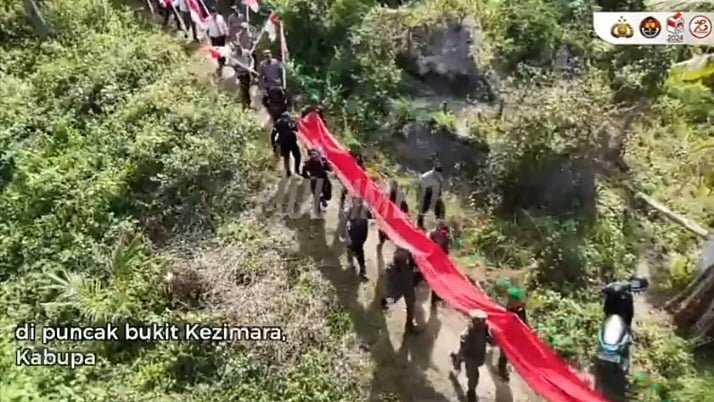 Jajaran TNI-Polri dan instansi terkait melaksanakan pengibaran bendera Merah Putih raksasa di puncak bukit Kezimara 2 1723592212790368 1