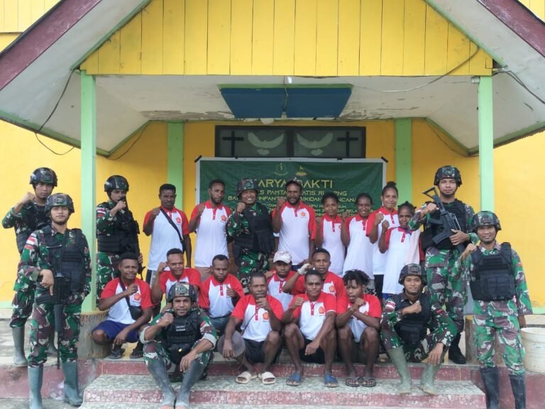 Lanjutkan Pembangunan Yang Lama Terhenti, Satgas Yonif 310/KK Pasang Keramik Lantai Gereja