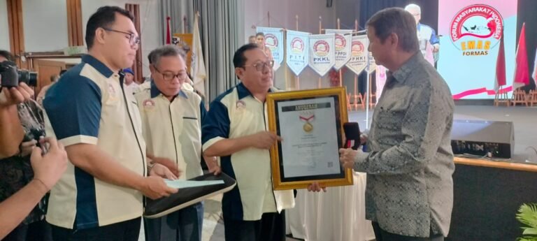 Prabowo Subianto Terima Pin Emas dari SMSI atas Dedikasinya Jaga Demokrasi