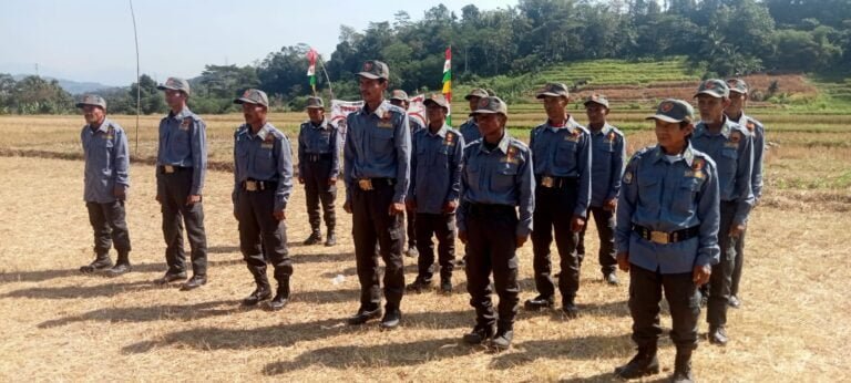 Desa Tarisi Kec. Warungkiara Laksanakan Pelatihan Satlinmas Jelang HUT RI