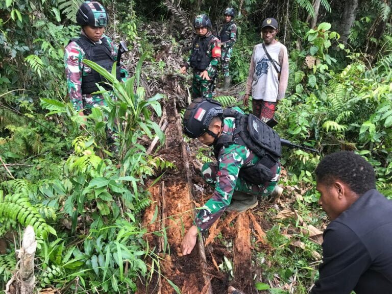 Keseruan Satgas Yonif 310/KK Berburu Ulat Sagu