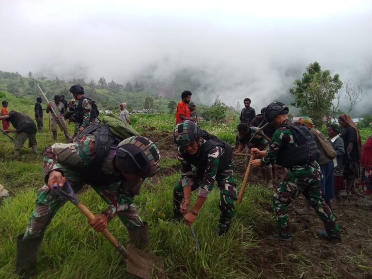 Satgas Yonif 310/KK Gelar Karya Bakti Bersihkan Bandara Perintis Okbibab