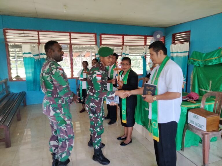 Usai Ibadah Bersama, Satgas Yonif 310/KK Berikan Bantuan Kepada GKI Imanuel Woslay