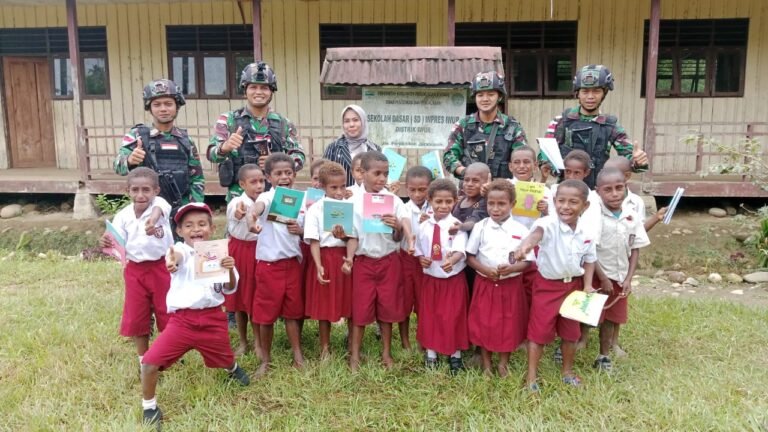 Tumbuhkan Semangat Belajar Anak-Anak Pedalaman Papua, Satgas Yonif 310/KK Bagikan Ratusan Alat Tulis