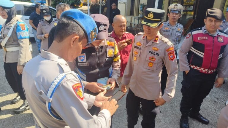 Operasi Gaktiplin oleh Si Propam Polrestabes Bandung di Polsek Cidadap: Tingkatkan Disiplin Anggota