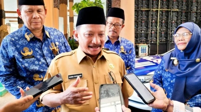 56372 bupati situbondo karna suswandi