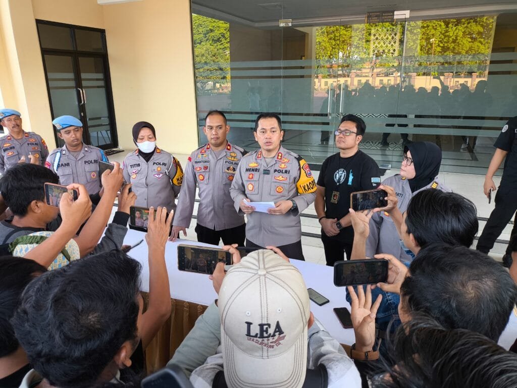 Pemilik Bahan Petasan, Yang Mengakibatkan Dua Warga Alami Luka Bakar di Amankan Polres Sumenep 2 WhatsApp Image 2024 11 08 at 20.17.04 1 1