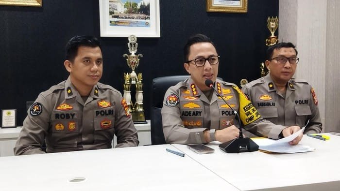kabid humas polda metro jaya kombes ade ary syam indradi tengah 169