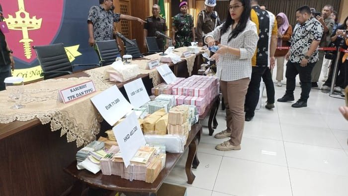kejaksaan agung kejagung pamerkan barang bukti hasil penggeledahan perkara dugaan suap hakim kasus ronald tannur 4