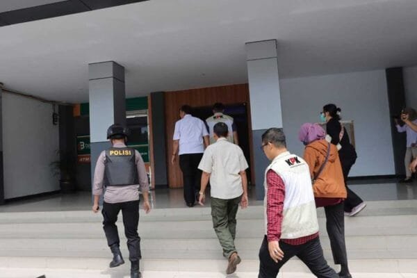KPK Geledah Kantor Kadisnaker Bengkulu, Terkait Kasus Pemerasan Gubernur Rohidin 675008ae513fb
