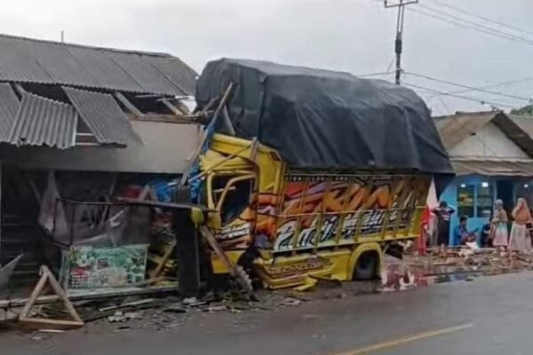 Truk Bermuatan Kayu Tabrak Enam Kios di Simpenan, Dikemudikan Kenek Tanpa SIM 8351279b 5956 46e8 ad71 453dee15ae73