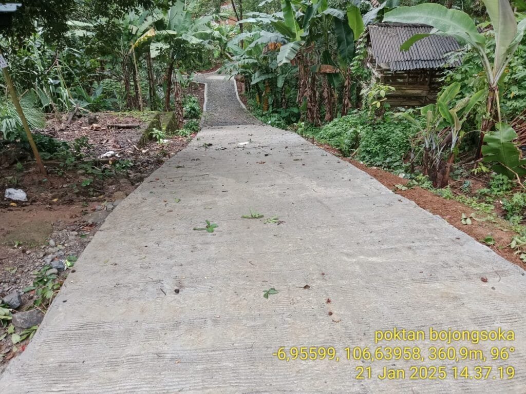 Pengerasan Jalan Produksi Perkebunan di Desa Limusnunggal Dapat Dukungan Pemerintah 2 WhatsApp Image 2025 01 21 at 23.27.02