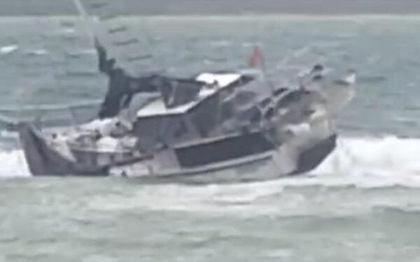 Terjadi Laka Laut Kapal YACHT Australia Mengalami mesin Mati dan Terdampar di Perairan Pulau Giliyang Kabupaten Sumenep WhatsApp Image 2025 01 30 at 11.25.54
