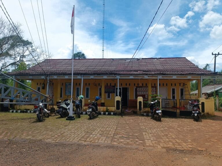 Desa Neglasari Salurkan 150 Paket Sembako kepada Warga Jompo dan Yatim Piatu