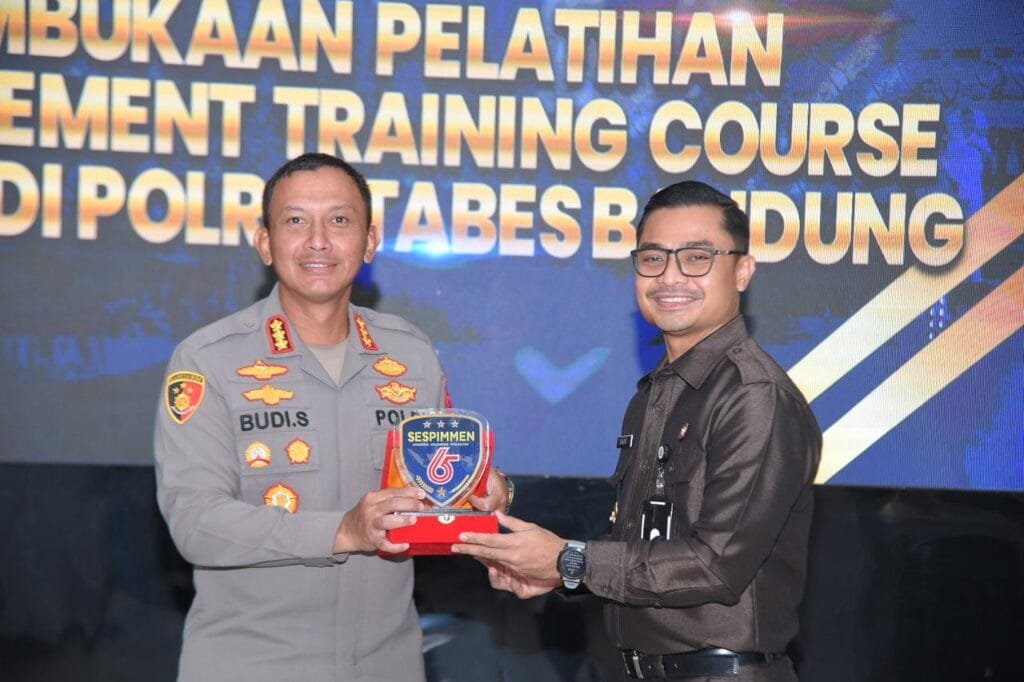 Kapolrestabes Bandung Terima Kunjungan Serdik Sespimmen Angkatan 65 Dalam Pembukaan Management Training Course Level III. 10 3fa300b7 36dc 48ad ba92 d0ca0e7e27ec