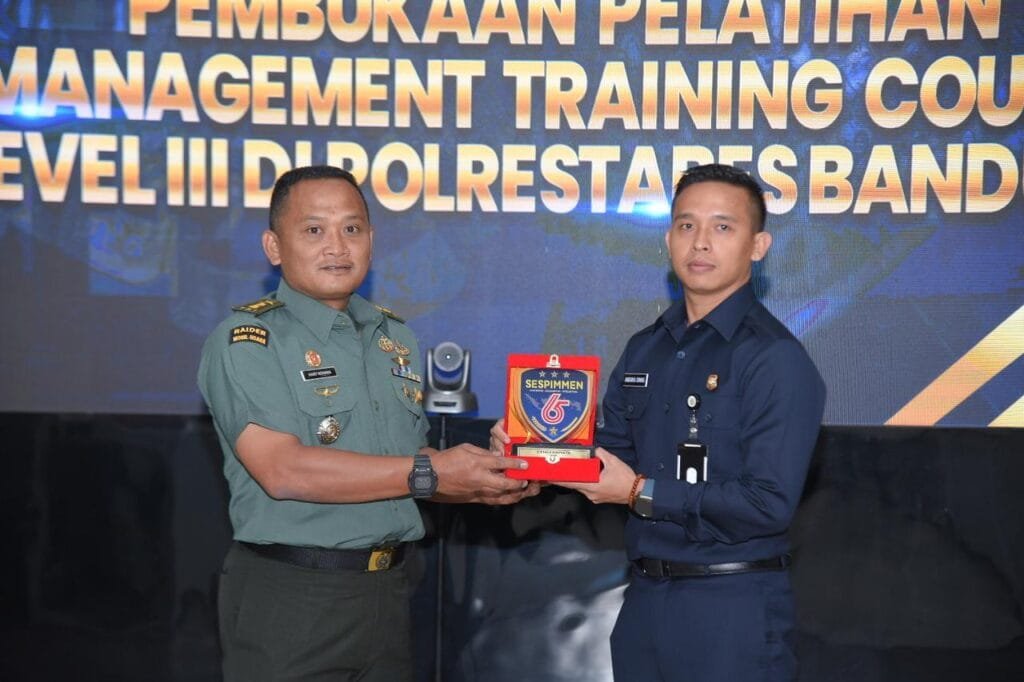 Kapolrestabes Bandung Terima Kunjungan Serdik Sespimmen Angkatan 65 Dalam Pembukaan Management Training Course Level III. 11 615e271c b9f7 4de0 93b0 c490d97d3096