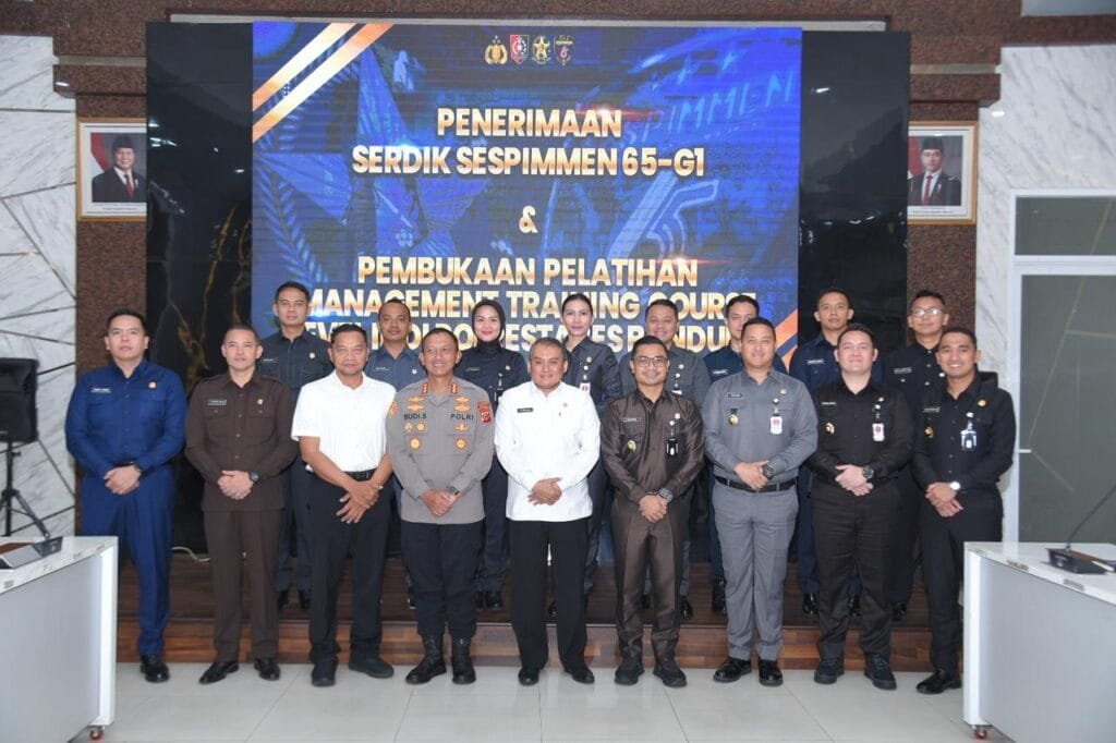 Kapolrestabes Bandung Terima Kunjungan Serdik Sespimmen Angkatan 65 Dalam Pembukaan Management Training Course Level III. 6 6676a1cf 6d04 42e7 84f0 1c43149a6e01