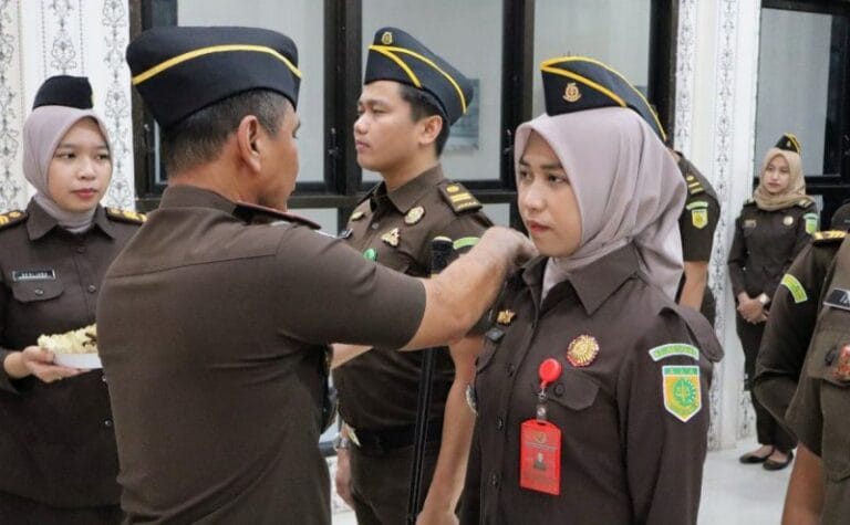 Kajari Satria Abdi Pimpin Upacara Kenaikan Pangkat 3 Jaksa dan 4 Pegawai di Kejaksaan Negeri Bantaeng