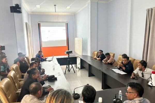 Massa Transmigrasi Geruduk Kantor Nakertrans Tanjab Timur, Dampak Konflik Dengan PT Kaswari Unggul WhatsApp Image 2025 02 06 at 18.45.08