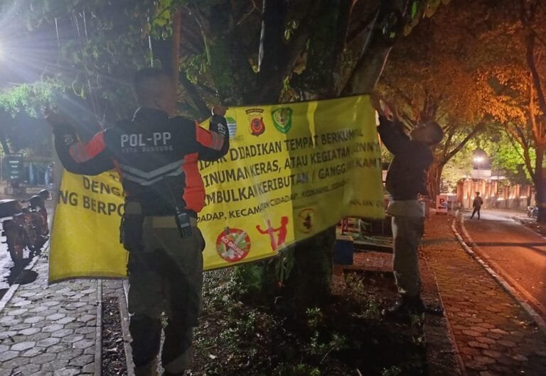 Bhabinkamtibmas Kelurahan Ciumbuleuit, Gelar Pemasangan Spanduk Himbauan Kamtibmas Di Wilkum Polsek Cidadap