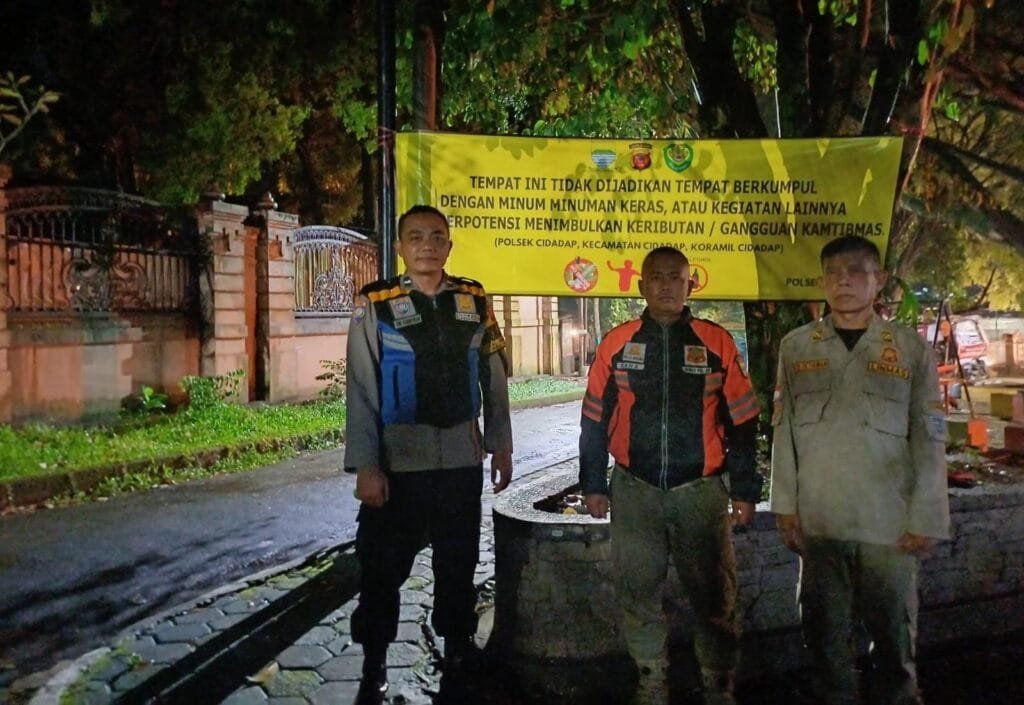 Bhabinkamtibmas Kelurahan Ciumbuleuit, Gelar Pemasangan Spanduk Himbauan Kamtibmas Di Wilkum Polsek Cidadap 3 WhatsApp Image 2025 02 20 at 12.33.06 65df481b