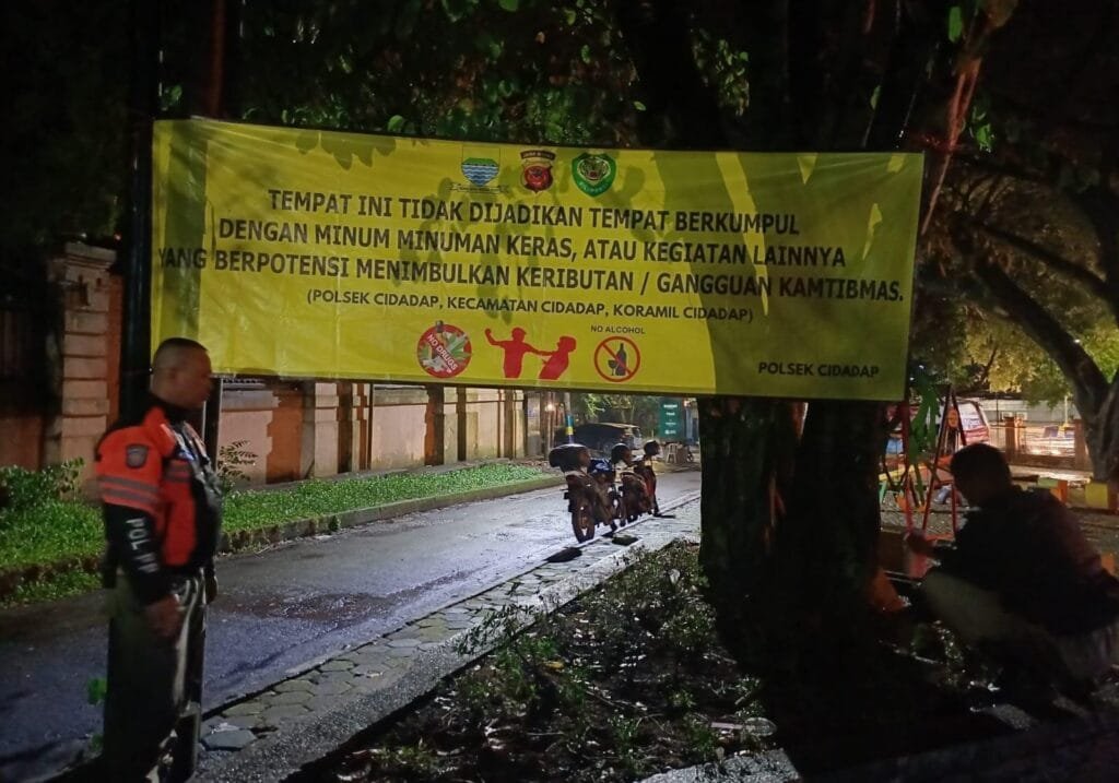 Bhabinkamtibmas Kelurahan Ciumbuleuit, Gelar Pemasangan Spanduk Himbauan Kamtibmas Di Wilkum Polsek Cidadap 2 WhatsApp Image 2025 02 20 at 12.33.07 fd64d0ea