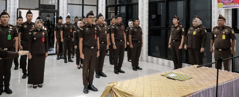 Kajari Satria Abdi Pimpin Upacara Kenaikan Pangkat 3 Jaksa dan 4 Pegawai di Kejaksaan Negeri Bantaeng 2 image 14