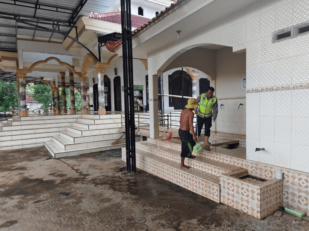 Sambut Bulan Suci Ramadan, Polres Sumenep Gelar Bakti Sosial Di Masjid 3 image 28