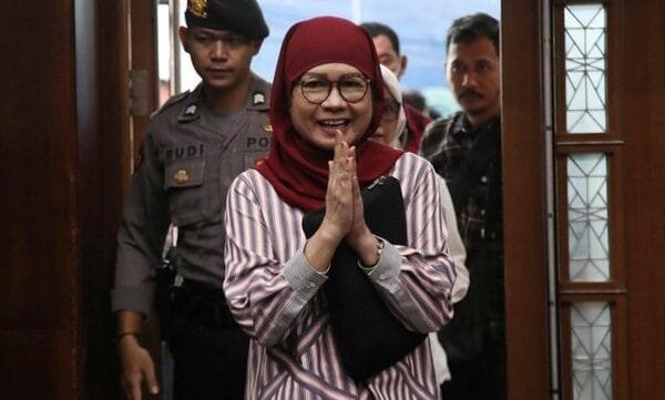 tangis karen agustiawan divonis 9 tahun penjara 7 169