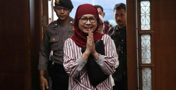 tangis karen agustiawan divonis 9 tahun penjara 7 169